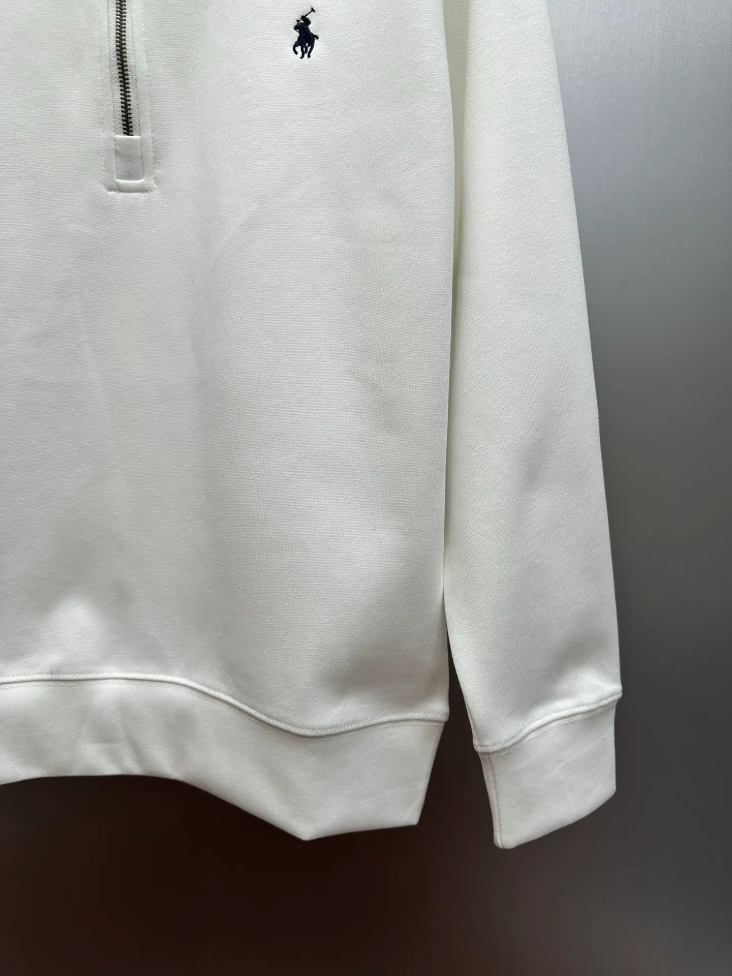 P250 Ralph Lauren/Ralph Lauren classic small logo embroidered turtleneck half-zip sweatshirt, simple and versatile ~ super delicate and soft, close to the body without being tied. Perfectly reflects the brand's sense of superiority. The cut is standard, comfortable to stretch, unrestricted in movement, and highly practical to wear. Classic and simple style, with pony embroidery pattern on the chest, imported machines, three-dimensional and full. Original Polo brass zipper, three-dimensional windproof lapels, taking into account warmth and cool lines, full of coolness, half-open lazy mode. The fit is loose, whether worn alone or layered, you can wear different styles of fashion with just one piece. Color: black, white, gray, brown, navy. Size: S-xL